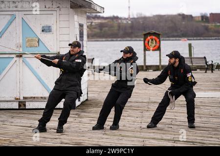 Seeleute der Royal Canadian Navy helfen dabei, die erhaltene Korvette der Flower-Klasse HMCS Sackville an ihrem Sommerliegeplatz in Halifax, NS, zu bringen. Stockfoto