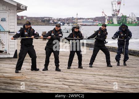 Seeleute der Royal Canadian Navy helfen dabei, die erhaltene Korvette der Flower-Klasse HMCS Sackville an ihrem Sommerliegeplatz in Halifax, NS, zu bringen. Stockfoto