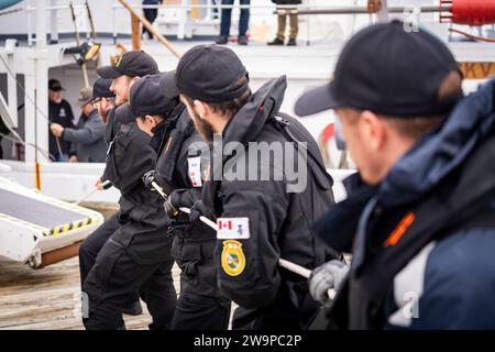 Seeleute der Royal Canadian Navy helfen dabei, die erhaltene Korvette der Flower-Klasse HMCS Sackville an ihrem Sommerliegeplatz in Halifax, NS, zu bringen. Stockfoto