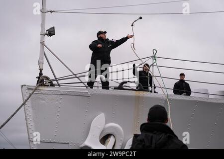 Seeleute der Royal Canadian Navy helfen dabei, die erhaltene Korvette der Flower-Klasse HMCS Sackville an ihrem Sommerliegeplatz in Halifax, NS, zu bringen. Stockfoto