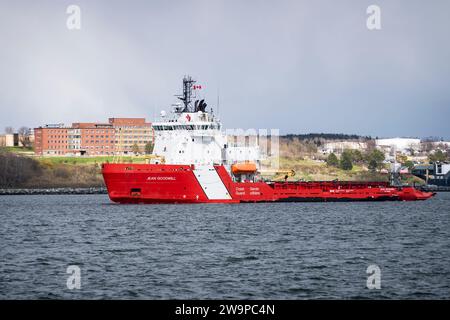 Der Eisbrecher der kanadischen Küstenwache CCGS Jean Goodwill kehrt nach der Such- und Rettungspatrouille nach Halifax zurück. Dieses Schiff wurde von einem kommerziellen Schlepper umgebaut. Stockfoto