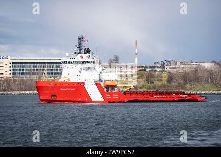 Der Eisbrecher der kanadischen Küstenwache CCGS Jean Goodwill kehrt nach der Such- und Rettungspatrouille nach Halifax zurück. Dieses Schiff wurde von einem kommerziellen Schlepper umgebaut. Stockfoto