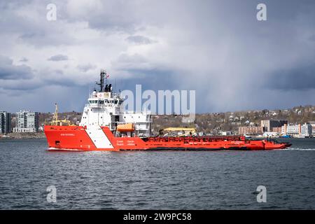 Der Eisbrecher der kanadischen Küstenwache CCGS Jean Goodwill kehrt nach der Such- und Rettungspatrouille nach Halifax zurück. Dieses Schiff wurde von einem kommerziellen Schlepper umgebaut. Stockfoto