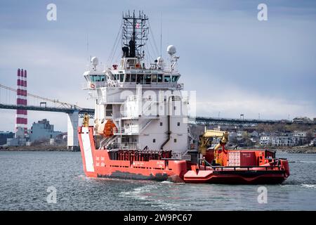 Der Eisbrecher der kanadischen Küstenwache CCGS Jean Goodwill kehrt nach der Such- und Rettungspatrouille nach Halifax zurück. Dieses Schiff wurde von einem kommerziellen Schlepper umgebaut. Stockfoto