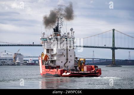 Der Eisbrecher der kanadischen Küstenwache CCGS Jean Goodwill kehrt nach der Such- und Rettungspatrouille nach Halifax zurück. Dieses Schiff wurde von einem kommerziellen Schlepper umgebaut. Stockfoto