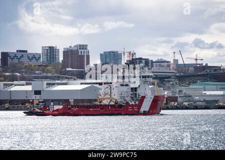 Der Eisbrecher der kanadischen Küstenwache CCGS Jean Goodwill kehrt nach der Such- und Rettungspatrouille nach Halifax zurück. Dieses Schiff wurde von einem kommerziellen Schlepper umgebaut. Stockfoto