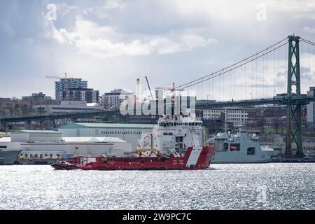 Der Eisbrecher der kanadischen Küstenwache CCGS Jean Goodwill kehrt nach der Such- und Rettungspatrouille nach Halifax zurück. Dieses Schiff wurde von einem kommerziellen Schlepper umgebaut. Stockfoto