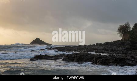 Ein wilder Wintermorgen in Prussia Cove, Mount's Bay, Cornwall, Großbritannien, wenn Storm Gerrit zu Weihnachten 2023 vorbeizieht Stockfoto