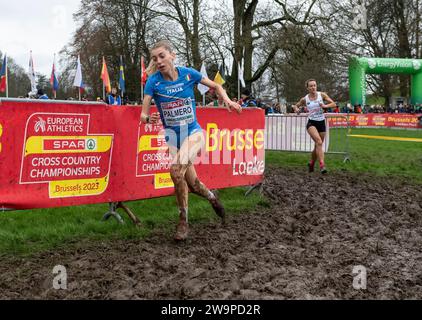 ELISA Palmero aus Italien trat am 10. Platz im Seniorenrennen der Frauen bei der SPAR-Cross-Country-Europameisterschaft im Laeken Park in Brüssel an Stockfoto