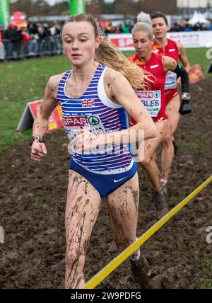 Niamh Bridson-Hubbard aus Großbritannien und NI nahm an den Seniorenrennen der Frauen bei den SPAR Cross Country Europameisterschaften im Laeken Park in Brus Teil Stockfoto