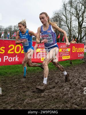 Valentina Gemetto aus Italien und Niamh Bridson-Hubbard aus Großbritannien und NI traten beim Seniorenrennen der Frauen beim SPAR European Cross Country CH an Stockfoto