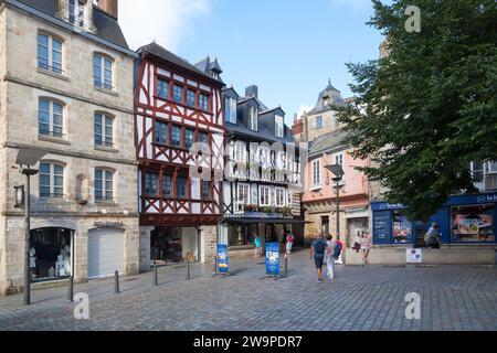 Quimper, Frankreich - 24. Juli 2022: Fachwerkhäuser am Place Saint-Corentin. Stockfoto