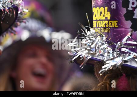 New York, USA. Dezember 2023. Die Leute tragen bunte Hüte beim 2024 Times Square Konfetti Test am Silvesterabend in New York, NY, 29. Dezember 2023. (Foto: Anthony Behar/SIPA USA) Credit: SIPA USA/Alamy Live News Stockfoto