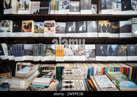 Buchleser, die am 29. Dezember 2023 auf der Assam Book Fair in Guwahati, Assam, Indien, Bücher stöbern. Quelle: David Talukdar/Alamy Live News Stockfoto