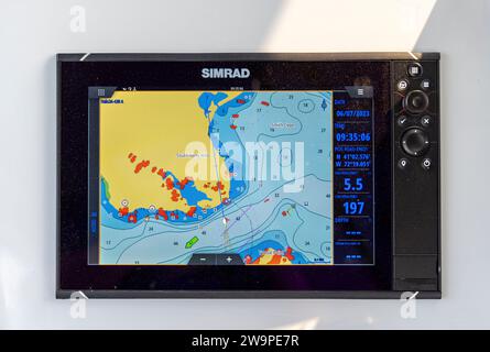 simrad-Kartenplotter auf der Fähre zur Schutzinsel Stockfoto