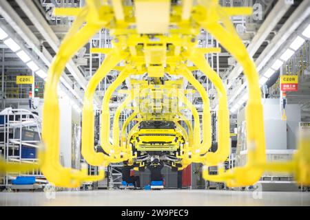(231229) -- PEKING, 29. Dezember 2023 (Xinhua) -- dieses Foto vom 11. Januar 2023 zeigt Mitarbeiter, die in einer Fabrik für Lotus-Autos in einem Industriepark der wirtschaftlichen und technologischen Entwicklungszone Wuhan in Wuhan, der zentralchinesischen Provinz Hubei, arbeiten. Top 10 Nachrichten in China 2023 10. Die chinesische Wirtschaft erholt sich, solide Fortschritte bei der Entwicklung von hoher Qualität seit Anfang dieses Jahres, mit dem reibungslosen Übergang der Prävention und Bekämpfung von Epidemien hat das Zentralkomitee der KPC mit Genosse Xi Jinping in seinem Kern die gesamte Partei und die Menschen aller ethnischen Gruppen vereint und geführt Stockfoto