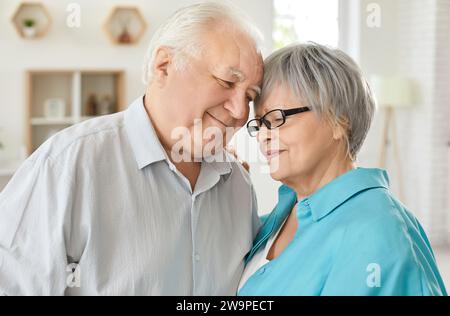 Nahaufnahme eines älteren Ehepaares, das zu Hause steht. Stockfoto