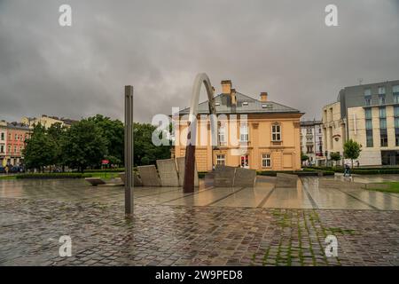 Krakau, Polen - 2. August 2023: Platz (Plac) Nowaka-Jeziorańskiego mit Denkmal Ryszarda Kuklinskiego Stockfoto