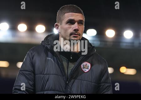 Peterborough, Großbritannien. Dezember 2023. Max Watters #36 von Barnsley kommt während des Spiels der Sky Bet League 1 Peterborough United gegen Barnsley am 29. Dezember 2023 im Weston Homes Stadium, Peterborough, Vereinigtes Königreich (Foto: Mark Cosgrove/News Images) in Peterborough, Vereinigtes Königreich am 29. Dezember 2023. (Foto: Mark Cosgrove/News Images/SIPA USA) Credit: SIPA USA/Alamy Live News Stockfoto