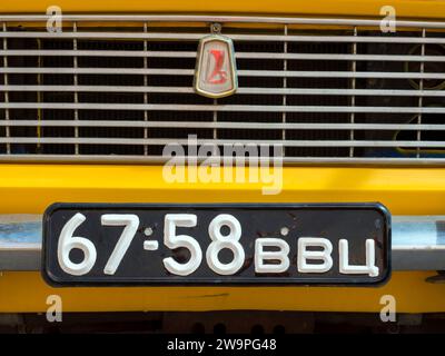 Woronesch, Russland - 05. Juli 2022: Kennzeichen der Zeiten der UdSSR auf dem Auto „Lada“ Stockfoto