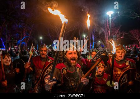 Wikinger vom Shetland South Mainland bis zum Helly AA Jarl Squad führen die Fackelprozession durch das Stadtzentrum von Edinburgh, die Eröffnungsveranstaltung für die Hogmanay Feiern. Bilddatum: Freitag, 29. Dezember 2023. Stockfoto