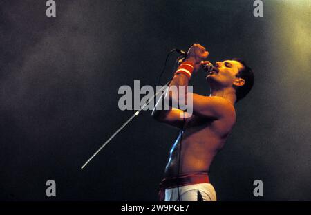 DER VERSTORBENE FREDDY QUECKSILBER VON 'QUEEN' WÄHREND EINES WEMBLEY-KONZERTS 1986 IN LONDON, GROSSBRITANNIEN Stockfoto