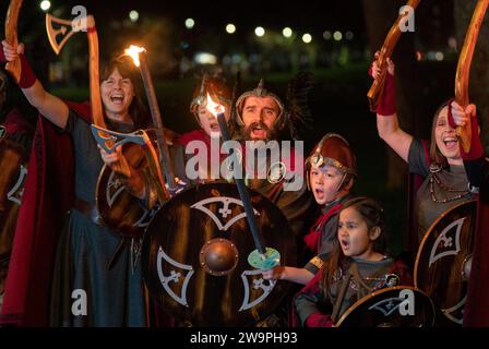 Wikinger vom Shetland South Mainland bis zum Helly AA Jarl Squad führen die Fackelprozession durch das Stadtzentrum von Edinburgh, die Eröffnungsveranstaltung für die Hogmanay Feiern. Bilddatum: Freitag, 29. Dezember 2023. Stockfoto