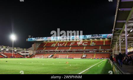 Walsall, Großbritannien. Dezember 2023. Eine allgemeine Ansicht des Bodens vor dem Spiel der EFL Sky Bet League 2 zwischen Walsall und Wrexham im Poundland Bescot Stadium in Walsall, England am 29. Dezember 2023. Foto von Stuart Leggett. Nur redaktionelle Verwendung, Lizenz für kommerzielle Nutzung erforderlich. Keine Verwendung bei Wetten, Spielen oder Publikationen eines einzelnen Clubs/einer Liga/eines Spielers. Quelle: UK Sports Pics Ltd/Alamy Live News Stockfoto