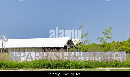 Außenbild des parrish Art Musuem und deren Schild Stockfoto