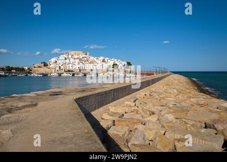 Der Hafen von Peniscola vom Wellenbrecher mit der Burg und dem ummauerten Viertel im Hintergrund, Castellon, Spanien Stockfoto