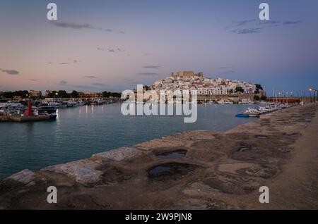 Der Hafen von Peniscola vom Wellenbrecher mit der Burg und dem ummauerten Viertel im Hintergrund, Castellon, Spanien Stockfoto