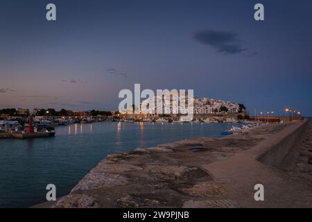 Der Hafen von Peniscola vom Wellenbrecher mit der Burg und dem ummauerten Viertel im Hintergrund, Castellon, Spanien Stockfoto