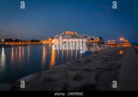 Der Hafen von Peniscola vom Wellenbrecher mit der Burg und dem ummauerten Viertel im Hintergrund, Castellon, Spanien Stockfoto