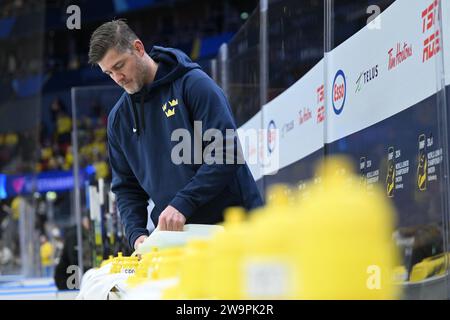 Göteborg, Schweden. Dezember 2023. GÖTEBORG, SCHWEDEN 20231229Water Refill nach der 1. Periode während der IIHF Juniorenweltmeisterschaft Ein Eishockeyspiel zwischen Kanada und Schweden im Skandinavium in Göteborg, Schweden, 29. Dezember 2023. Foto: Björn Larsson Rosvall/TT/Kod 9200 Credit: TT News Agency/Alamy Live News Stockfoto