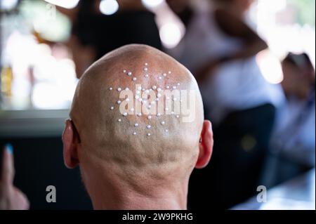 08.07.2023, Berlin, Deutschland, Europa - Nahaufnahme des Hinterkopfes, verziert mit Perlen eines Techno-Musikliebhabers auf der 2023er "Rave the Planet". Stockfoto