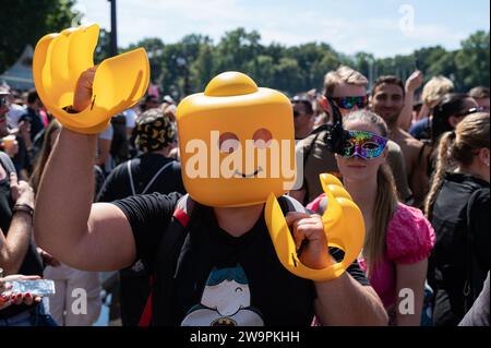 08.07.2023, Berlin, Deutschland, Europa - Techno-Fans und -Nachtschwärmer bei der „Rave the Planet“-Parade, dem Nachfolger der Loveparade Street Party. Stockfoto