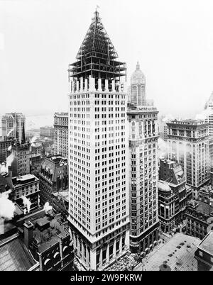 Bankers Trust Company Building im Bau, 16 Wall Street, Singer Tower im Hintergrund, New York City, New York, USA, Irving Underhill, Juni 1911 Stockfoto