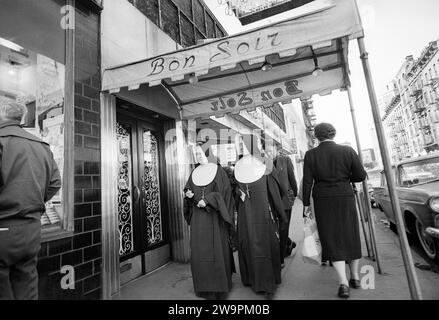 Zwei Nonnen laufen unter dem Vordach zum Bon Soir Nachtclub, New York City, New York, USA, Angelo Rizzuto, Anthony Angel Collection, September 1960 Stockfoto