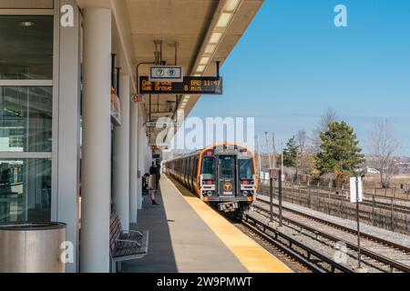 Boston, Massachusetts, USA, 21. März 2023: Der Zug der Orange Line hält an der Assembly Square Station und ist eine S-Bahn-Station in Somerville Stockfoto