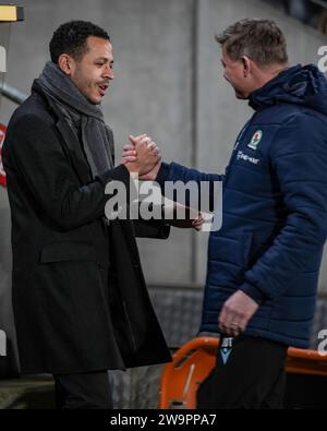 RUMPF, GROSSBRITANNIEN. Dezember 2023. EFL Championship Football League: Hull City AFC gegen Blackburn Rovers. Liam Rosenior Manager von Hull City begrüßt Jon Dahl Tomasson, Head Coach von Blackburn Rovers FC. Paul Whitehurst/Alamy Live News Stockfoto