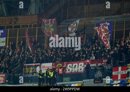 Neapel, Italien. Dezember 2023. Anhänger des AC Monza während des Spiels A Tim zwischen SSC Napoli und AC Monza im Stadio Diego Armando Maradona am 29. Dezember 2023 in Neapel Credit: Giuseppe Maffia/Alamy Live News Stockfoto