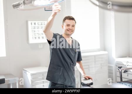 Porträt des jungen männlichen Chirurgen Stockfoto