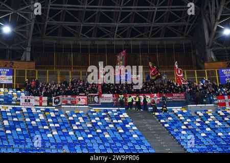 Neapel, Italien. Dezember 2023. Anhänger des AC Monza während des Serie A TIM Spiels zwischen dem SSC Napoli und dem AC Monza im Diego Armando Maradona Stadium in Neapel, Italien am 29. Dezember 2023. Quelle: Nicola Ianuale/Alamy Live News Stockfoto