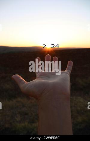 Auf Wiedersehen 2023, Hallo 2024. Neujahrskonzept. Zugehörige motivierende Ratschläge oder Erinnerungen zum Hintergrund der Straße Stockfoto