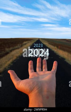 Auf Wiedersehen 2023, Hallo 2024. Neujahrskonzept. Zugehörige motivierende Ratschläge oder Erinnerungen zum Hintergrund der Straße Stockfoto