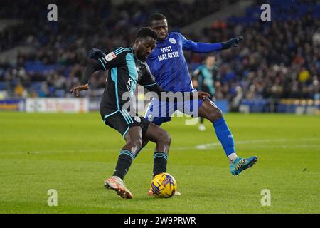 Jamilu Collins (rechts) von Cardiff City und Patson Daka von Leicester City kämpfen um den Ball während des Sky Bet Championship Matches im Cardiff City Stadium. Bilddatum: Freitag, 29. Dezember 2023. Stockfoto