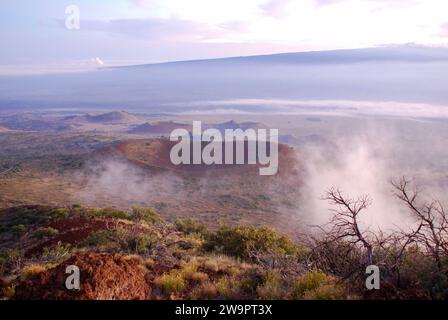 Dampfende Caldera auf Mauna Kea, Big Island, Hawaii. Stockfoto