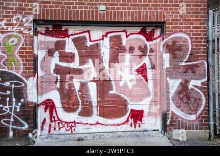 Graffiti an der Garagentür in der Innenstadt von Montreal, Quebec, Kanada Stockfoto