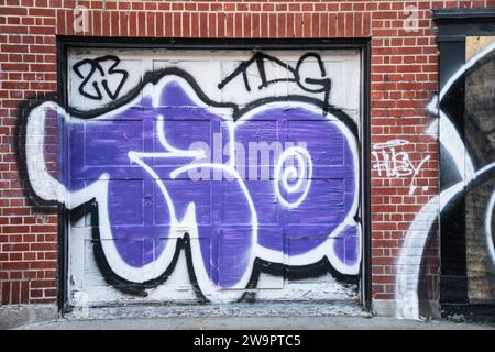 Graffiti an der Garagentür in der Innenstadt von Montreal, Quebec, Kanada Stockfoto