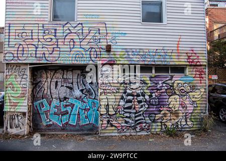 Graffiti an der Garagentür in der Innenstadt von Montreal, Quebec, Kanada Stockfoto